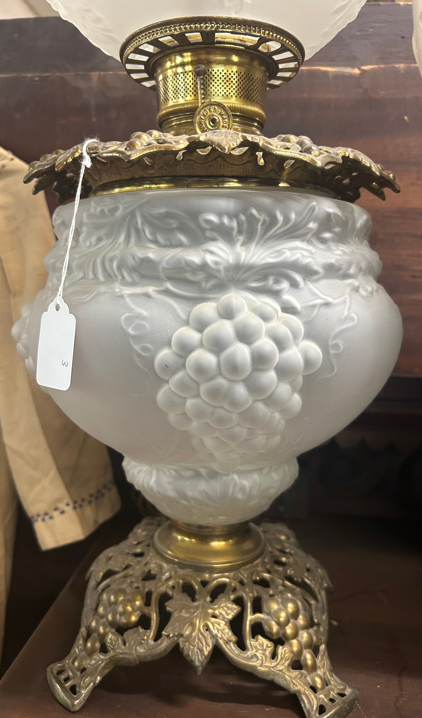 GONE WITH THE WIND WHITE SATIN ANTIQUE GRAPE DESIGN LAMP