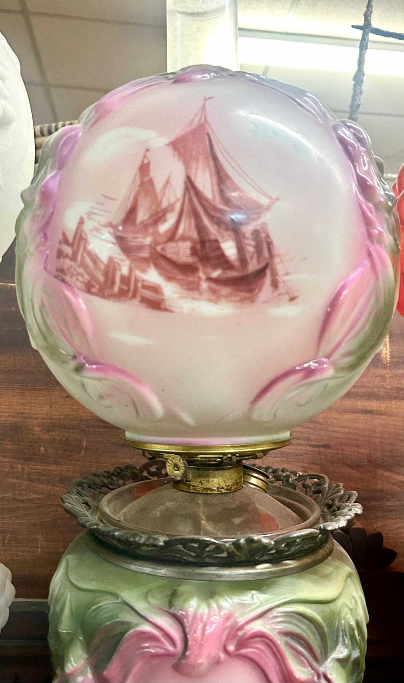 GONE WITH THE WIND ANTIQUE LAMP WITH SHIP DESIGN SHADE AND BASE