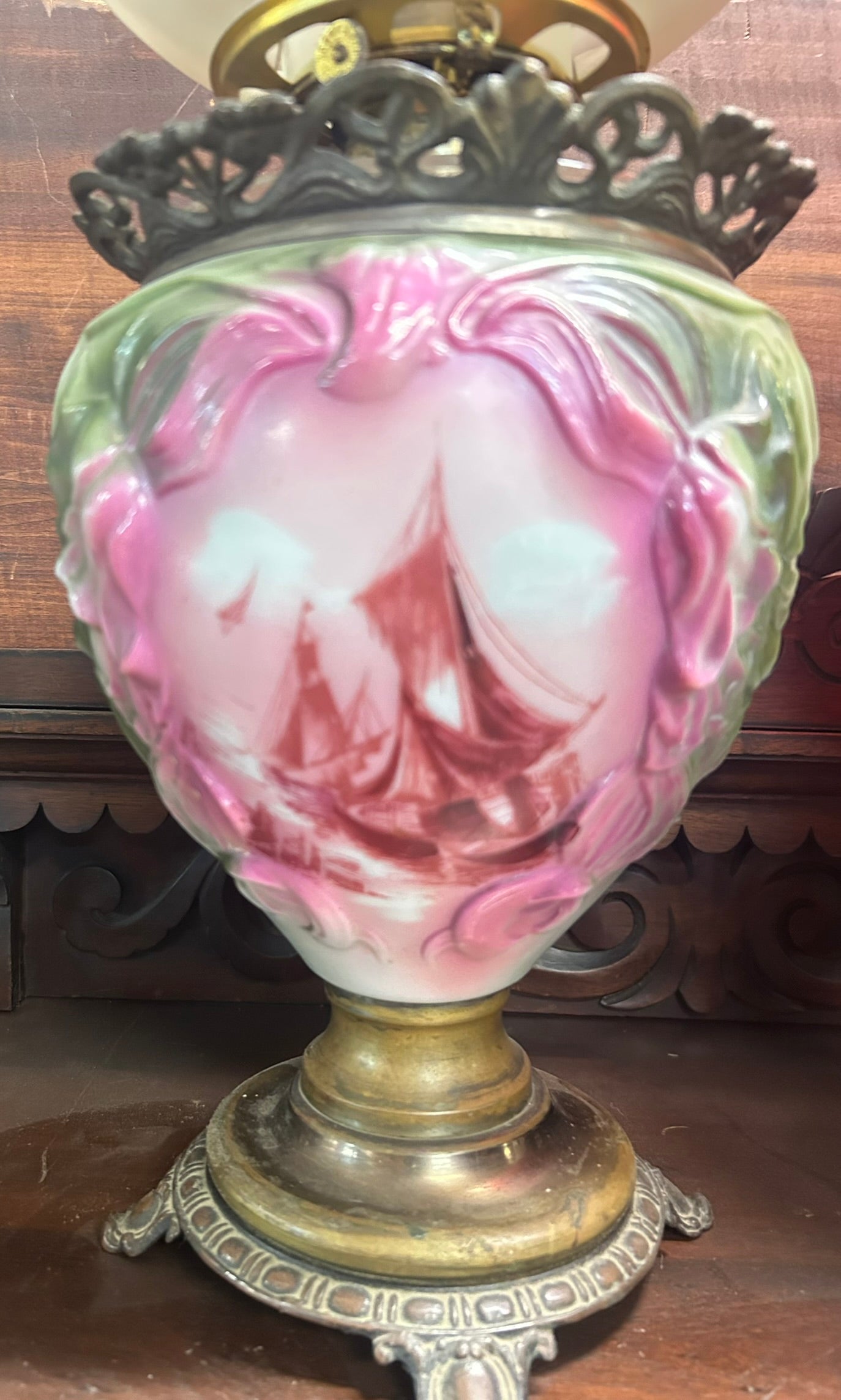 GONE WITH THE WIND ANTIQUE LAMP WITH SHIP DESIGN SHADE AND BASE