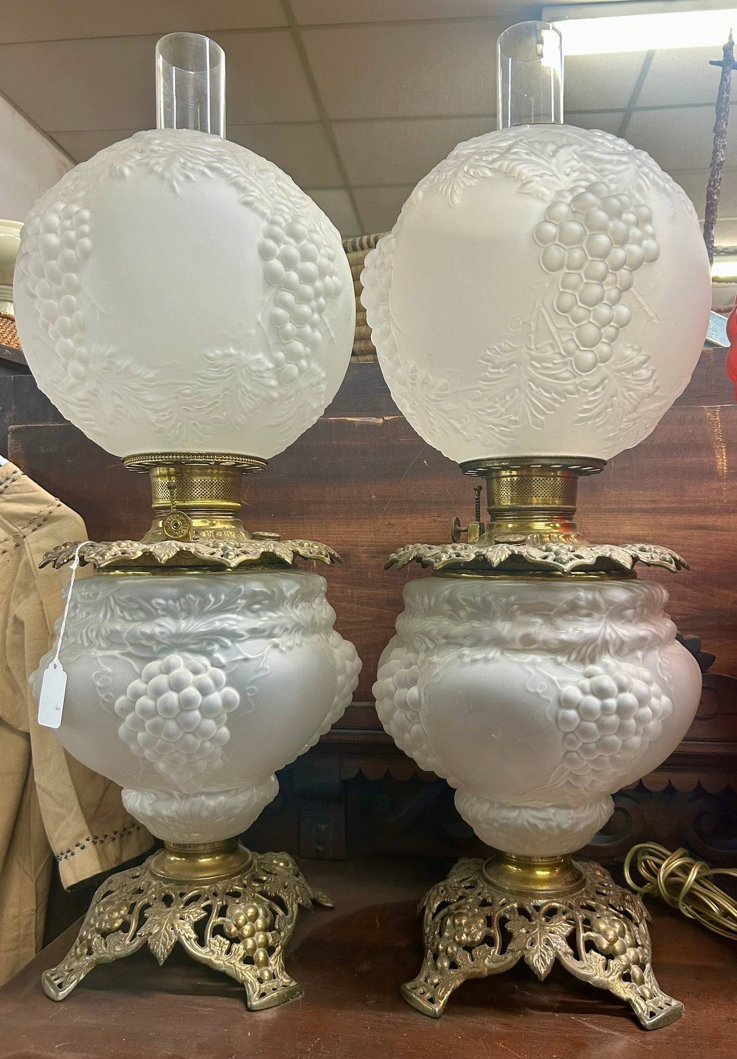 GONE WITH THE WIND WHITE SATIN ANTIQUE GRAPE DESIGN LAMP