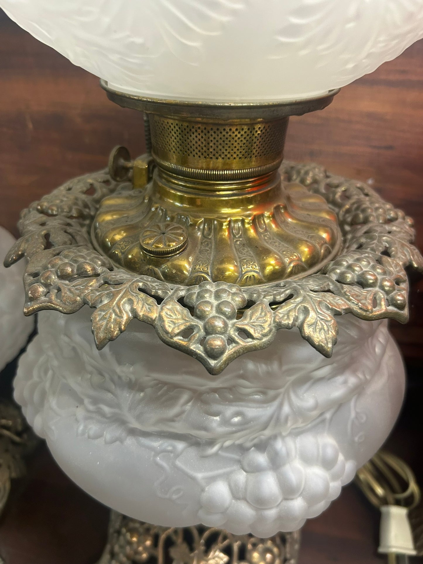 GONE WITH THE WIND WHITE SATIN ANTIQUE GRAPE DESIGN LAMP