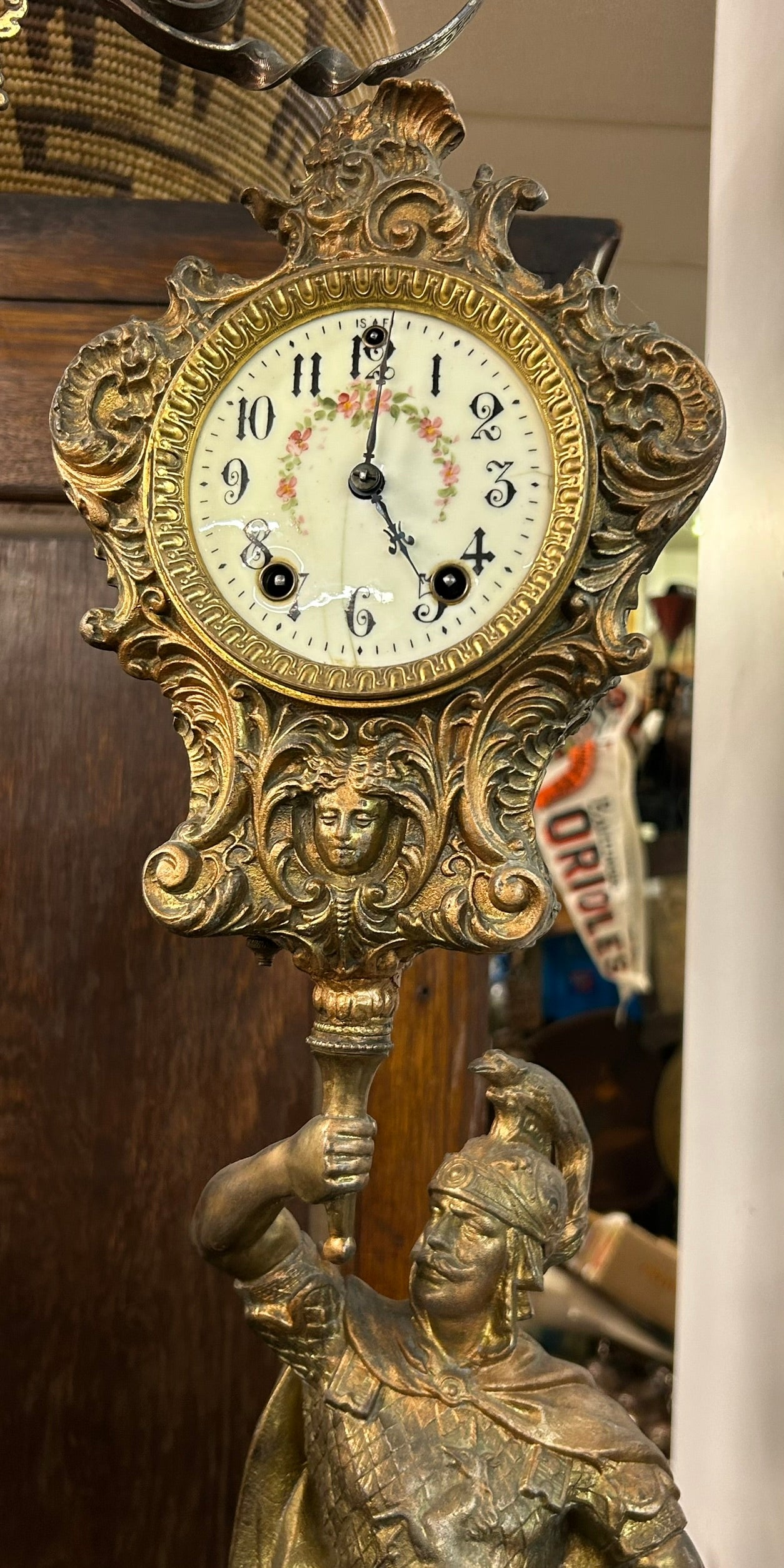 ANTIQUE GILBERT CLOCK CO. STATUE CLOCK OF MAN IN ARMOUR
