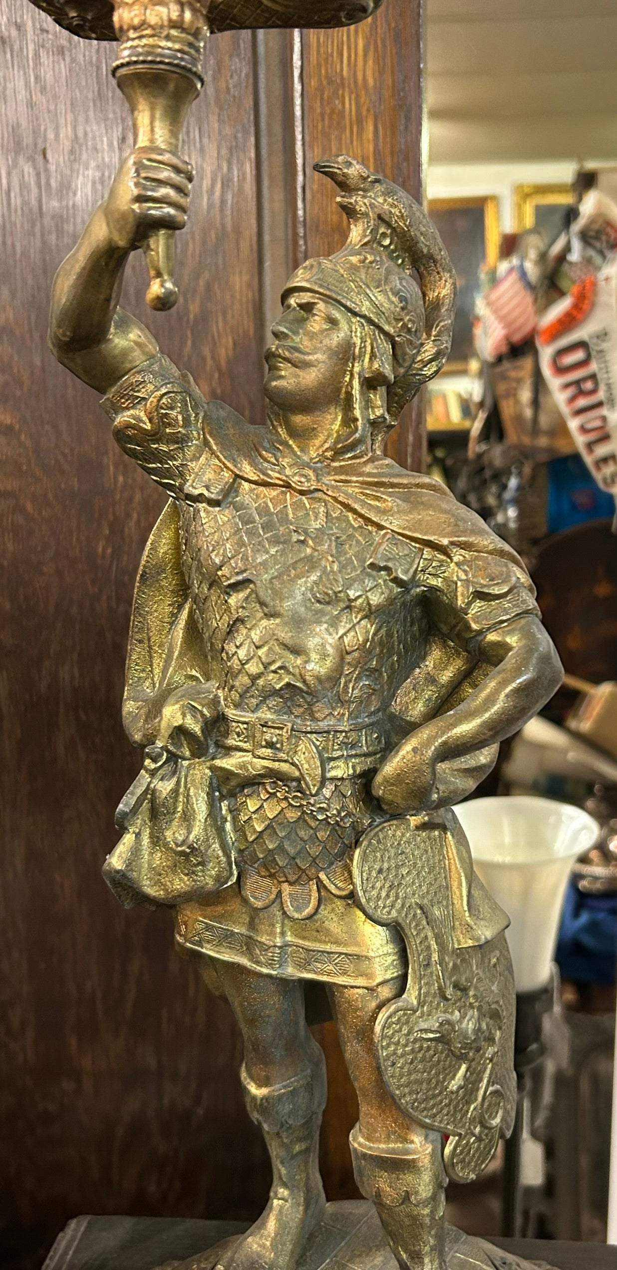 ANTIQUE GILBERT CLOCK CO. STATUE CLOCK OF MAN IN ARMOUR