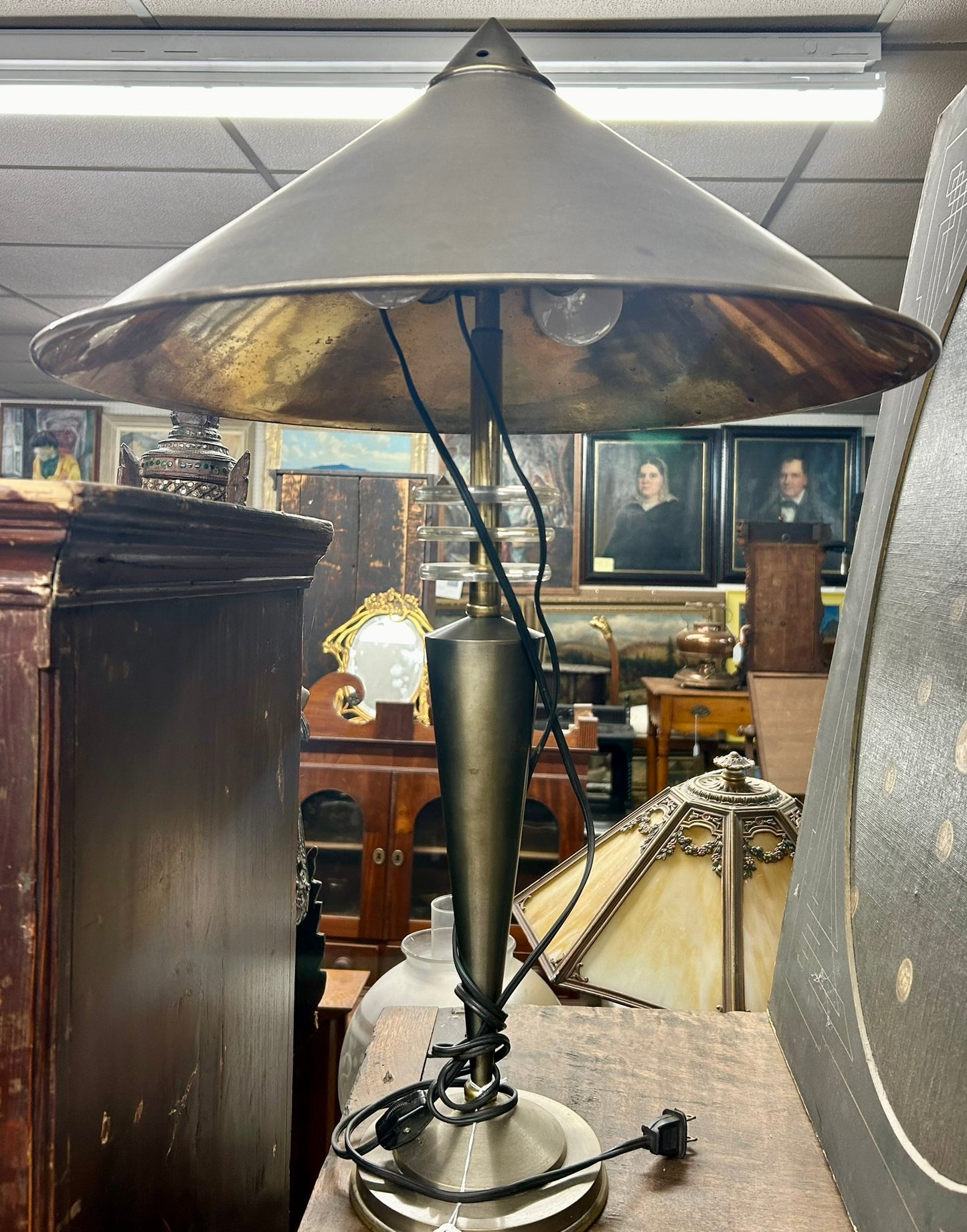 MID CENTURY BRASS AND LUCITE TABLE LAMP