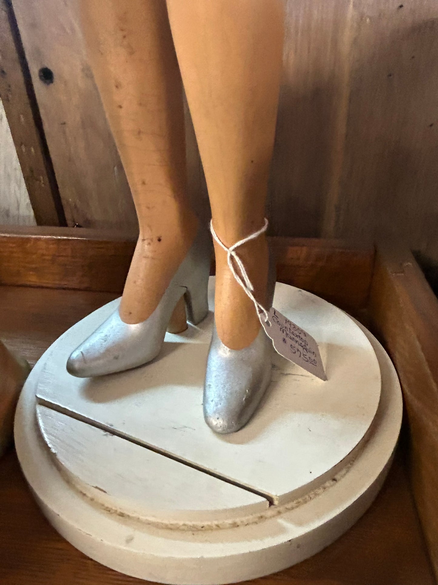 LADY COUNTERTOP ANTIQUE MANNIQUIN
