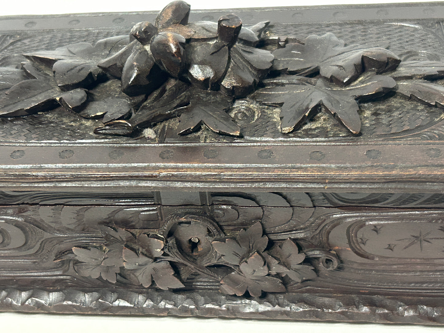 ANTIQUE CARVED WITH LEAVES LATE 1800'S BOX
