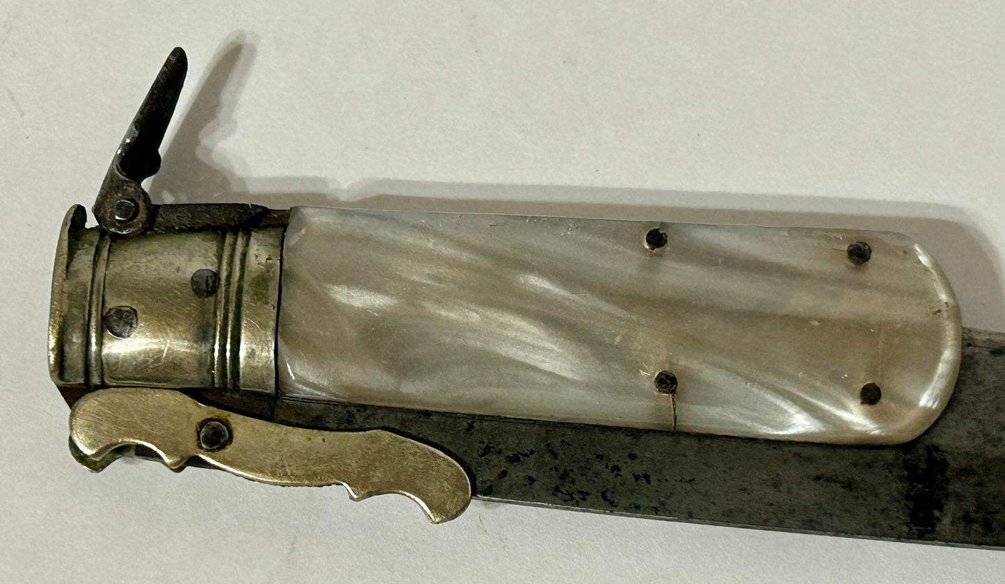 FOLDING KNIFE EARLY MOTHER OF PEARL HANDLE