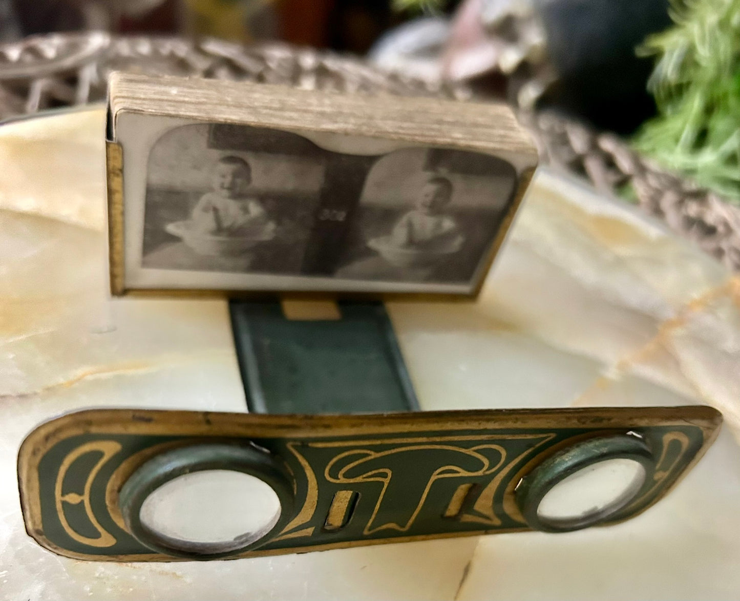 ANTIQUE SMALL CHILDS TIN STEREO VIEWER WITH CARDS