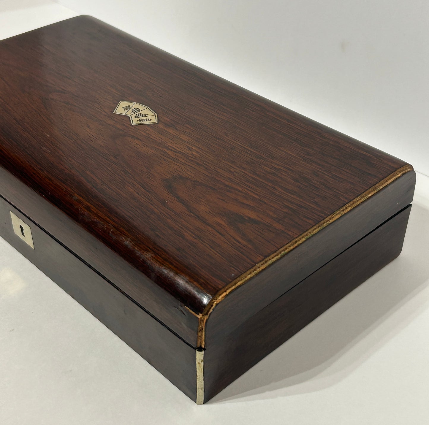 CARD COUNTERS IN ANTIQUE ROSEWOOD BOX WITH DYED BONE COUNTERS