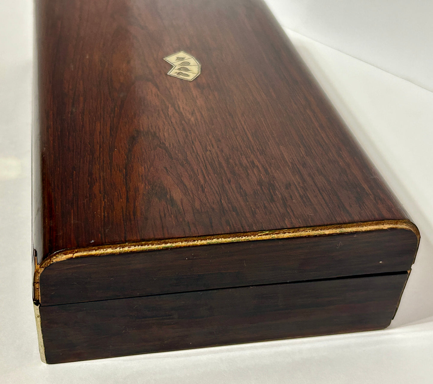 CARD COUNTERS IN ANTIQUE ROSEWOOD BOX WITH DYED BONE COUNTERS