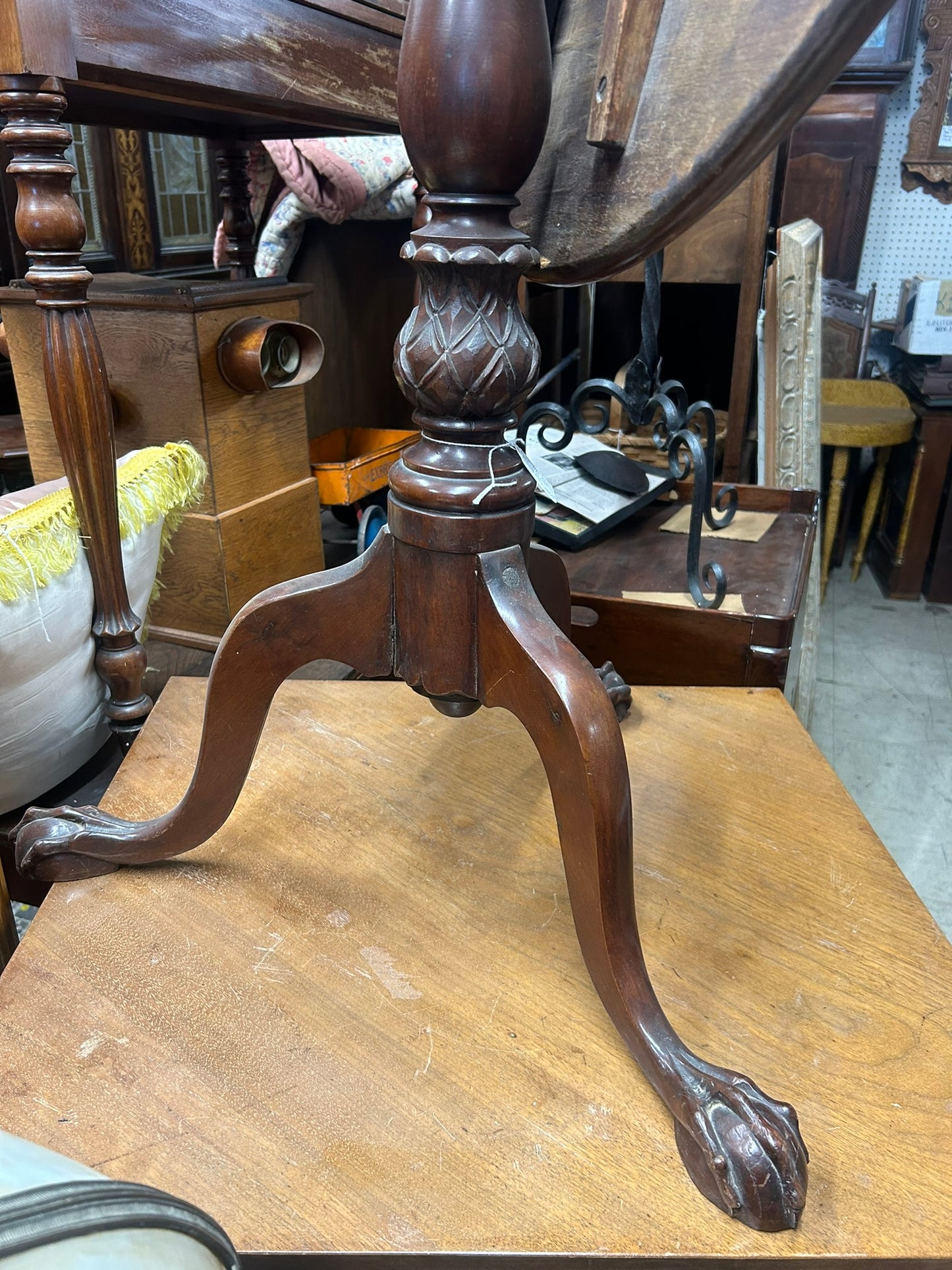 EARLY 1800'S AMERICAN INLAID TILT TOP TABLE WITH CLAW FEET