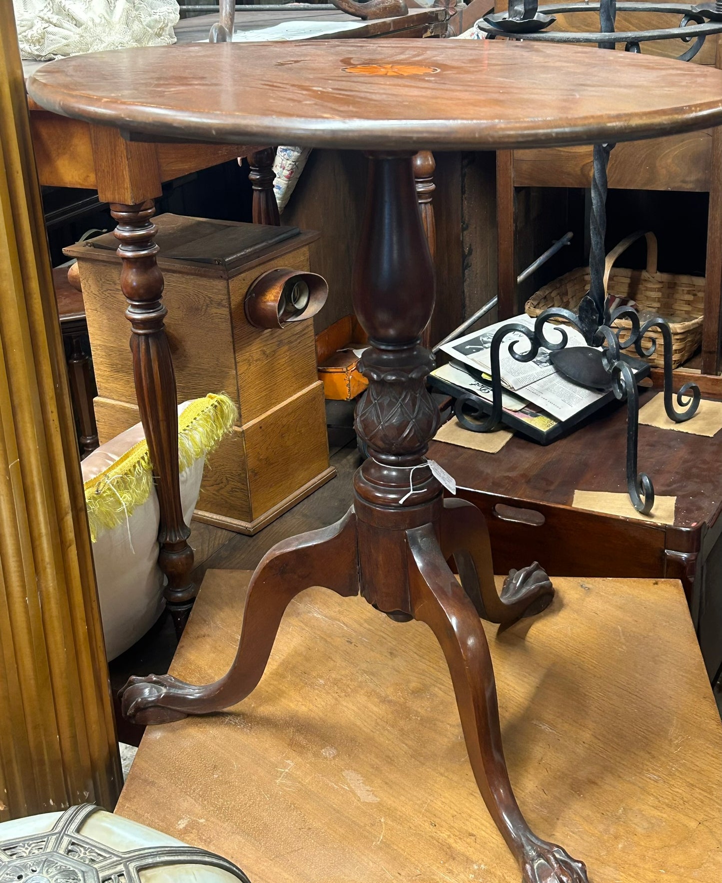 EARLY 1800'S AMERICAN INLAID TILT TOP TABLE WITH CLAW FEET