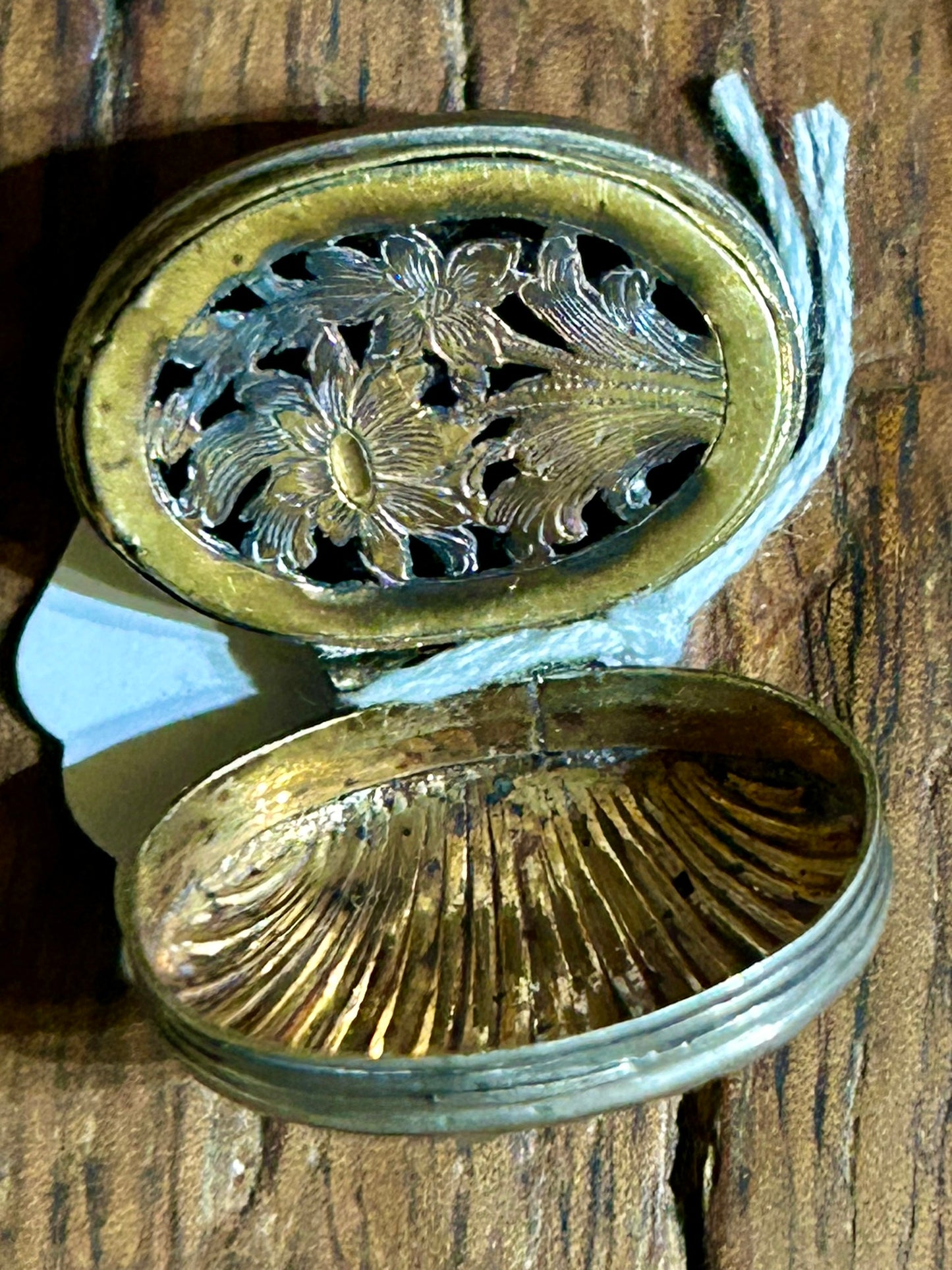 STERLING VINAIGRETTE IN SHELL DESIGN CIRCA 1800