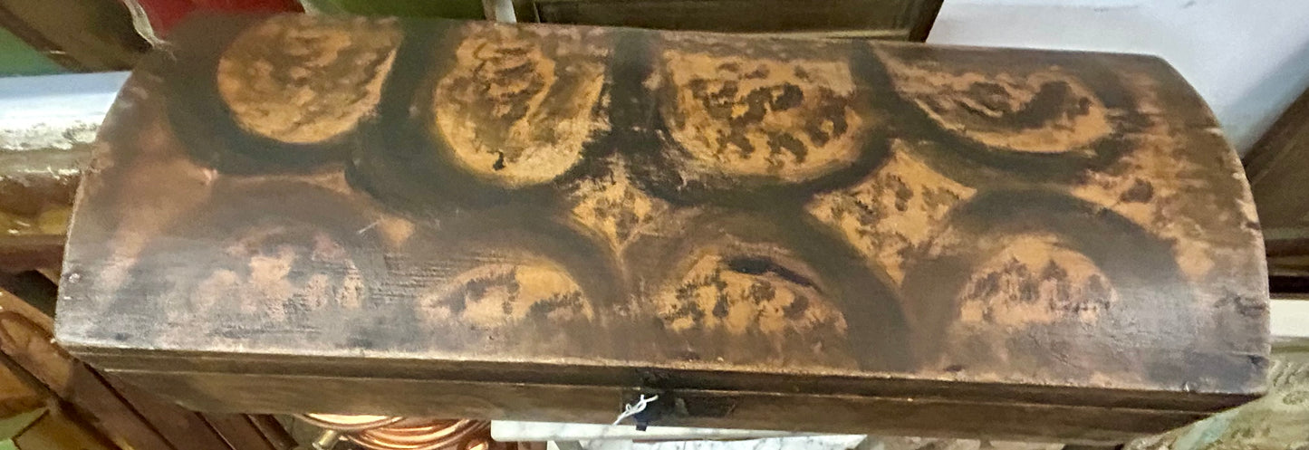 PAINTED DECORATION EARLY DOME TOP WOOD BOX