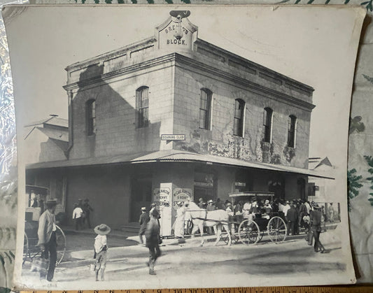HONOLULU EARLY LARGE PHOTO OF STREET SCENE OF PEOPLE AND BUGGY