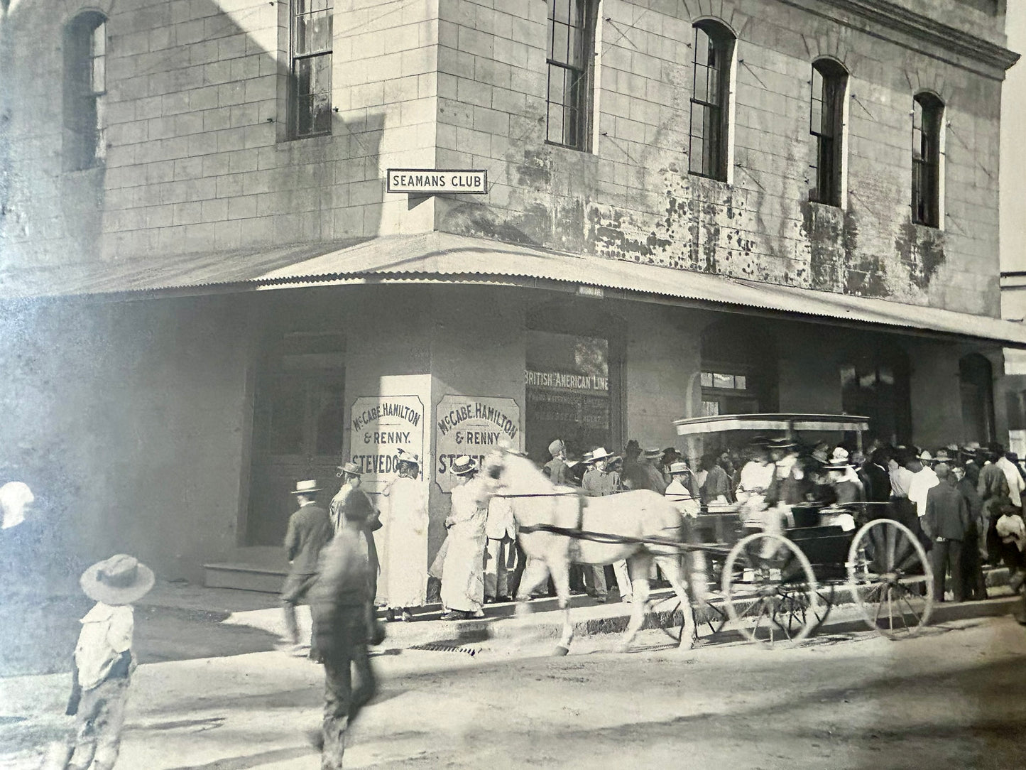 HONOLULU EARLY LARGE PHOTO OF STREET SCENE OF PEOPLE AND BUGGY