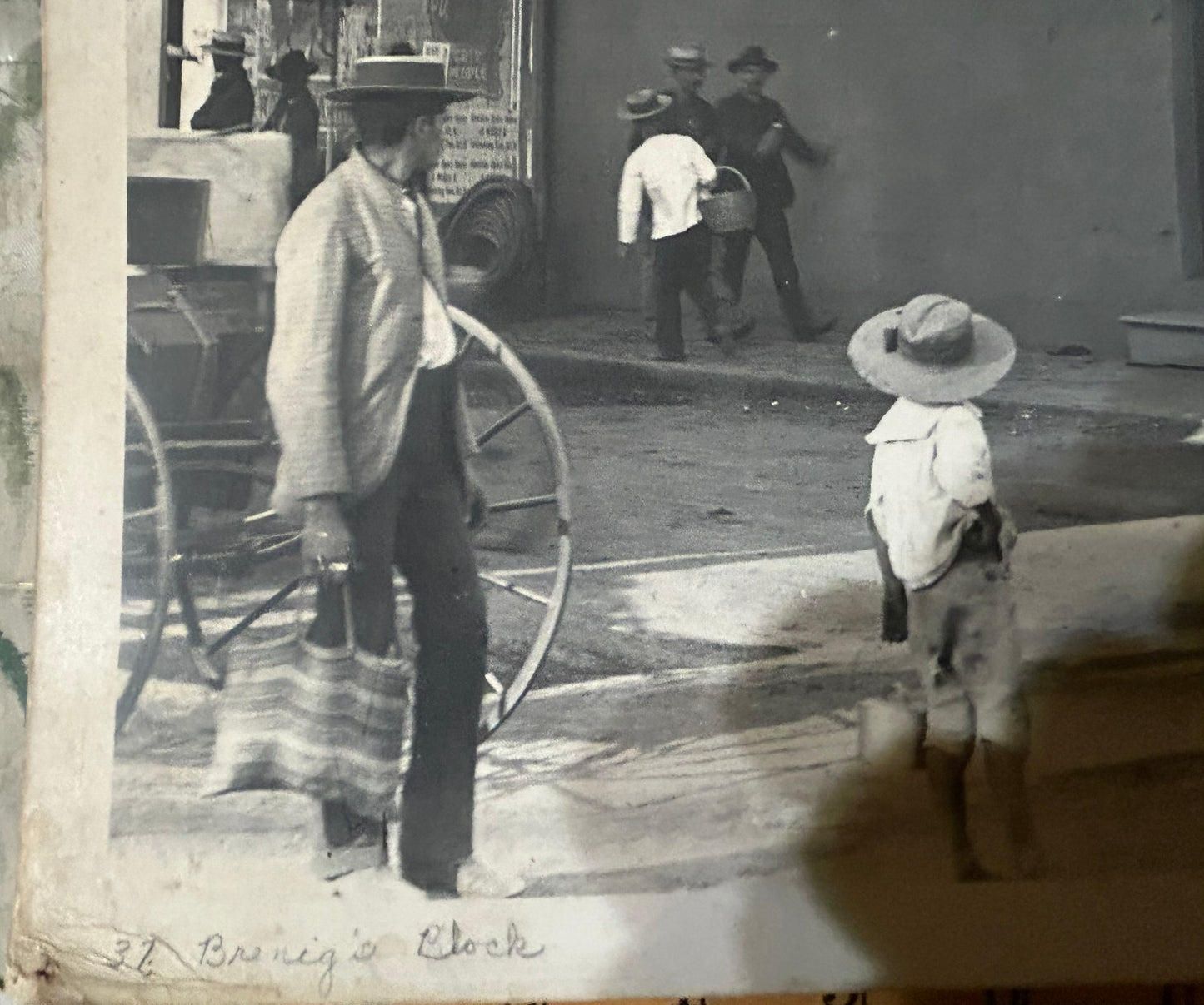 HONOLULU EARLY LARGE PHOTO OF STREET SCENE OF PEOPLE AND BUGGY