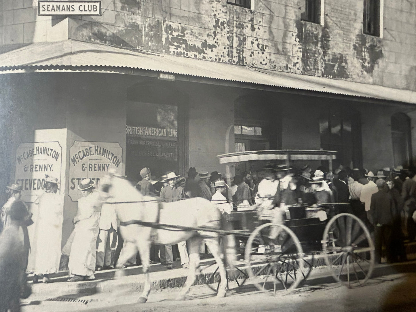 HONOLULU EARLY LARGE PHOTO OF STREET SCENE OF PEOPLE AND BUGGY