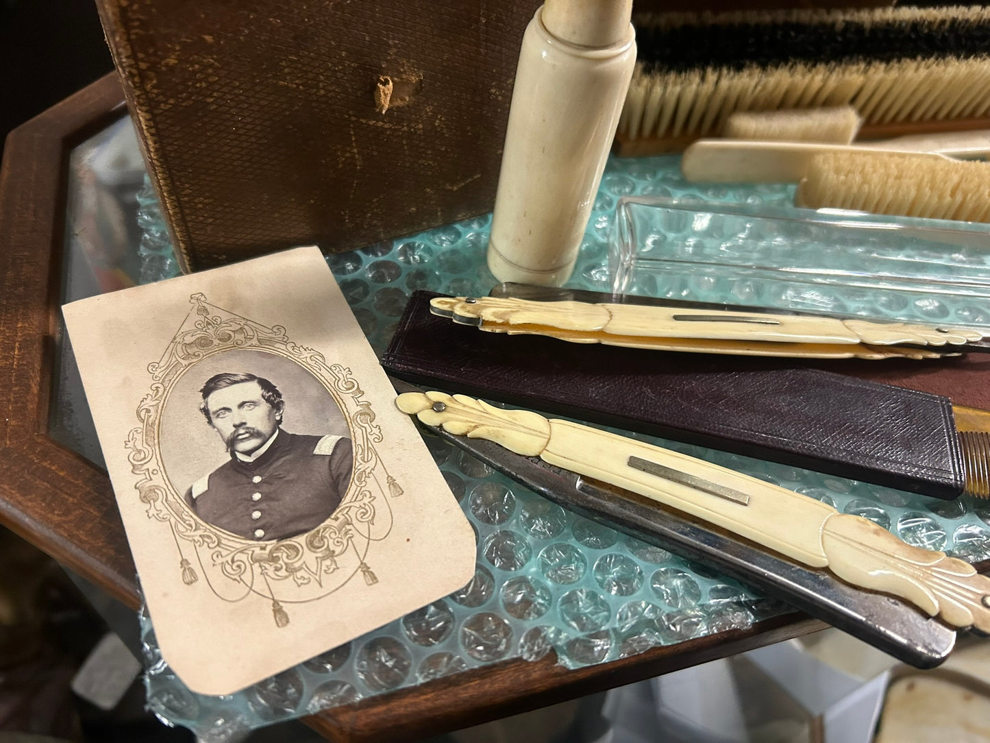 CIVIL WAR OFFICERS GROOMING KIT COMPLETE WITH HIS PHOTO