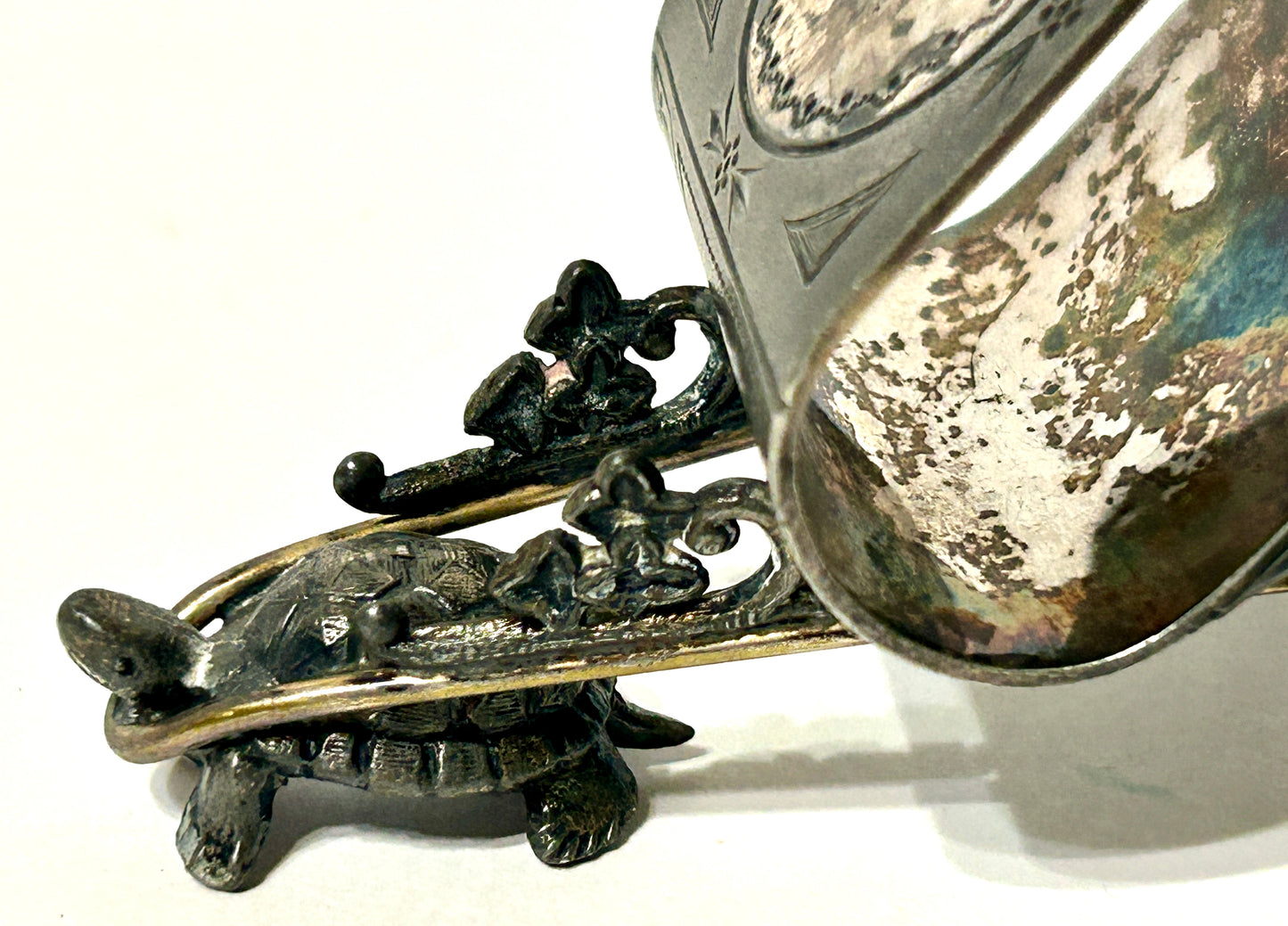 FIGURAL NAPKIN RING OF TURTLE PULLING A BOOK