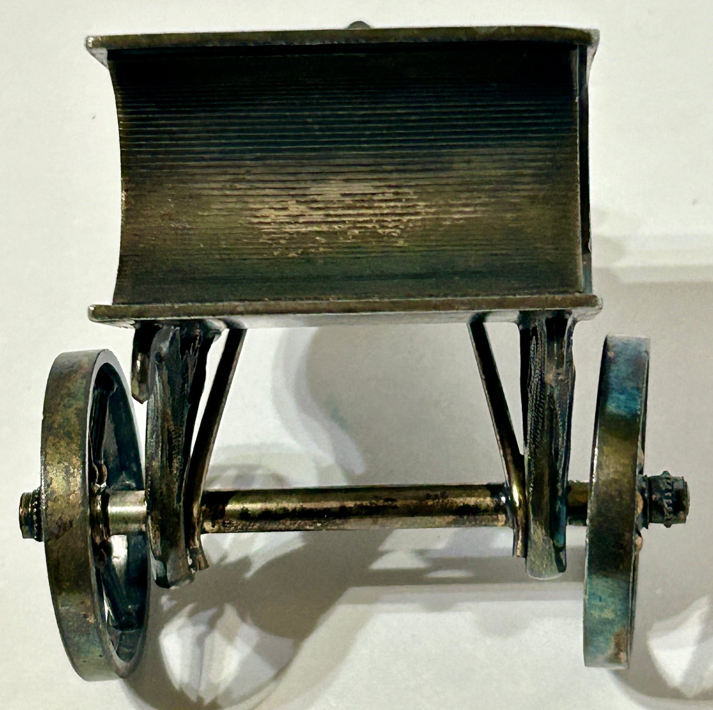 FIGURAL NAPKIN RING OF TURTLE PULLING A BOOK