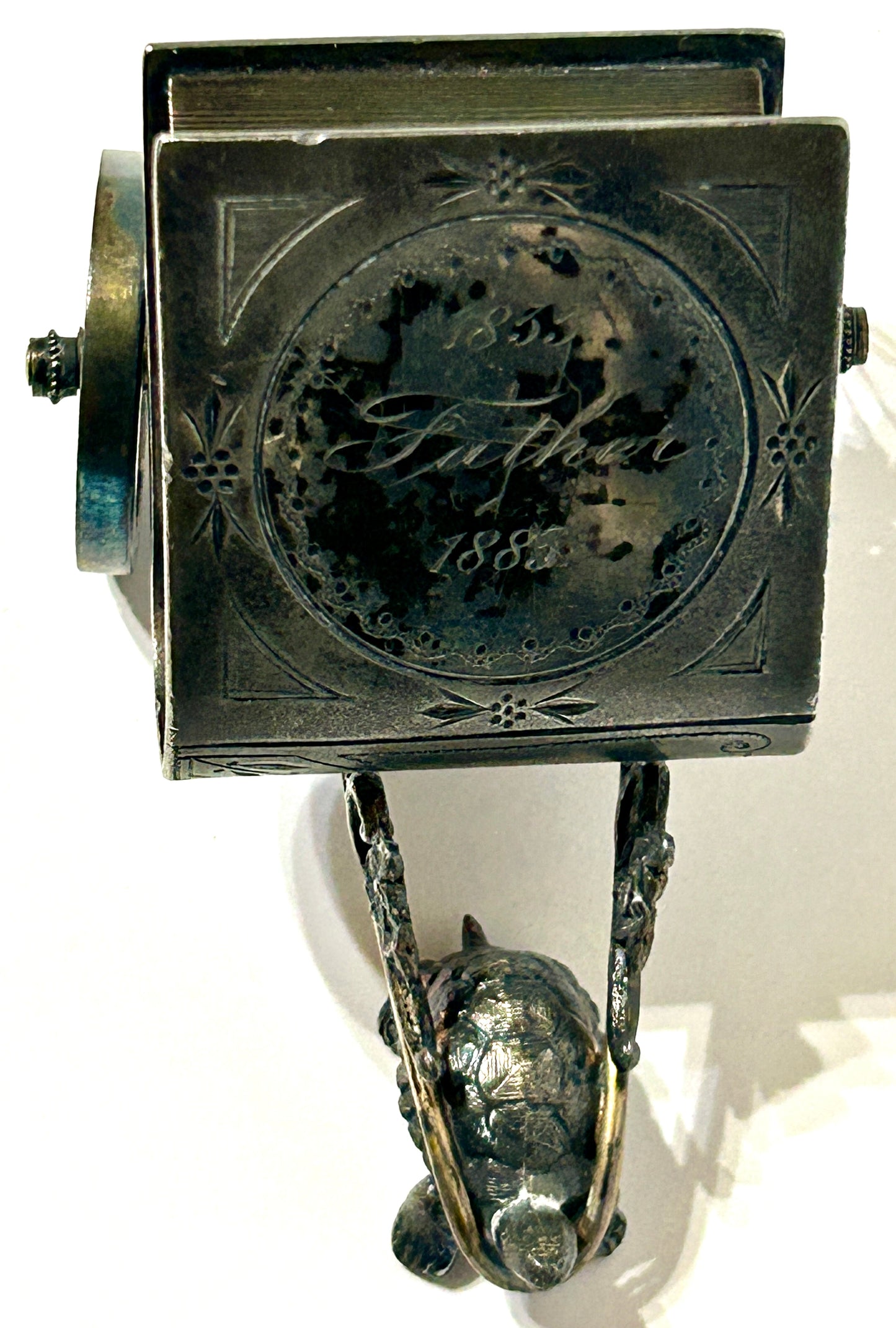 FIGURAL NAPKIN RING OF TURTLE PULLING A BOOK