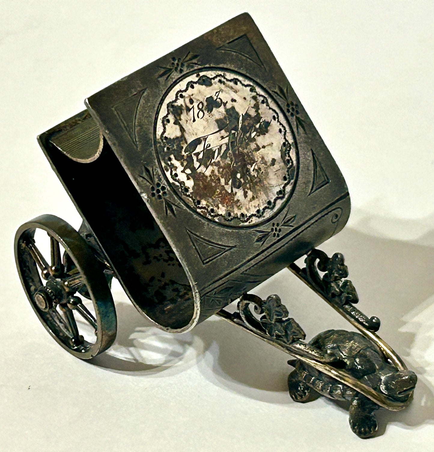 FIGURAL NAPKIN RING OF TURTLE PULLING A BOOK