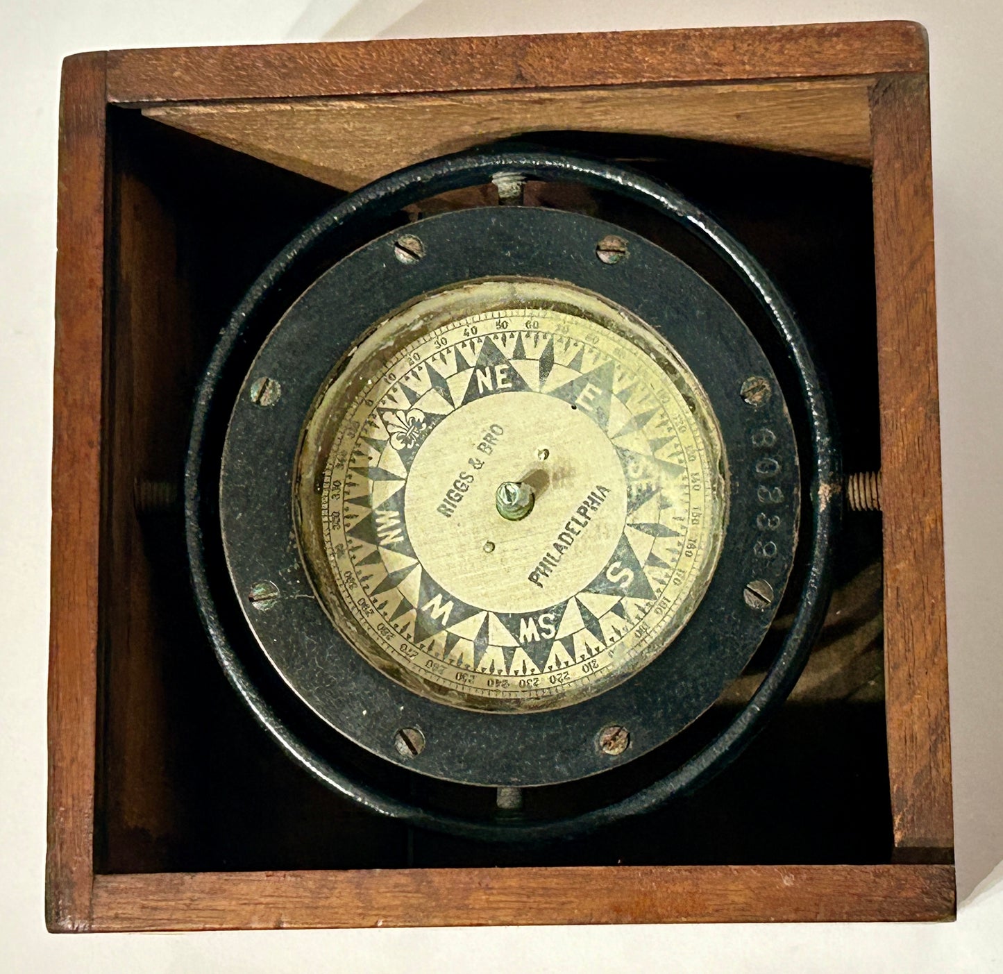 ANTIQUE SHIPS COMPASS IN BOX