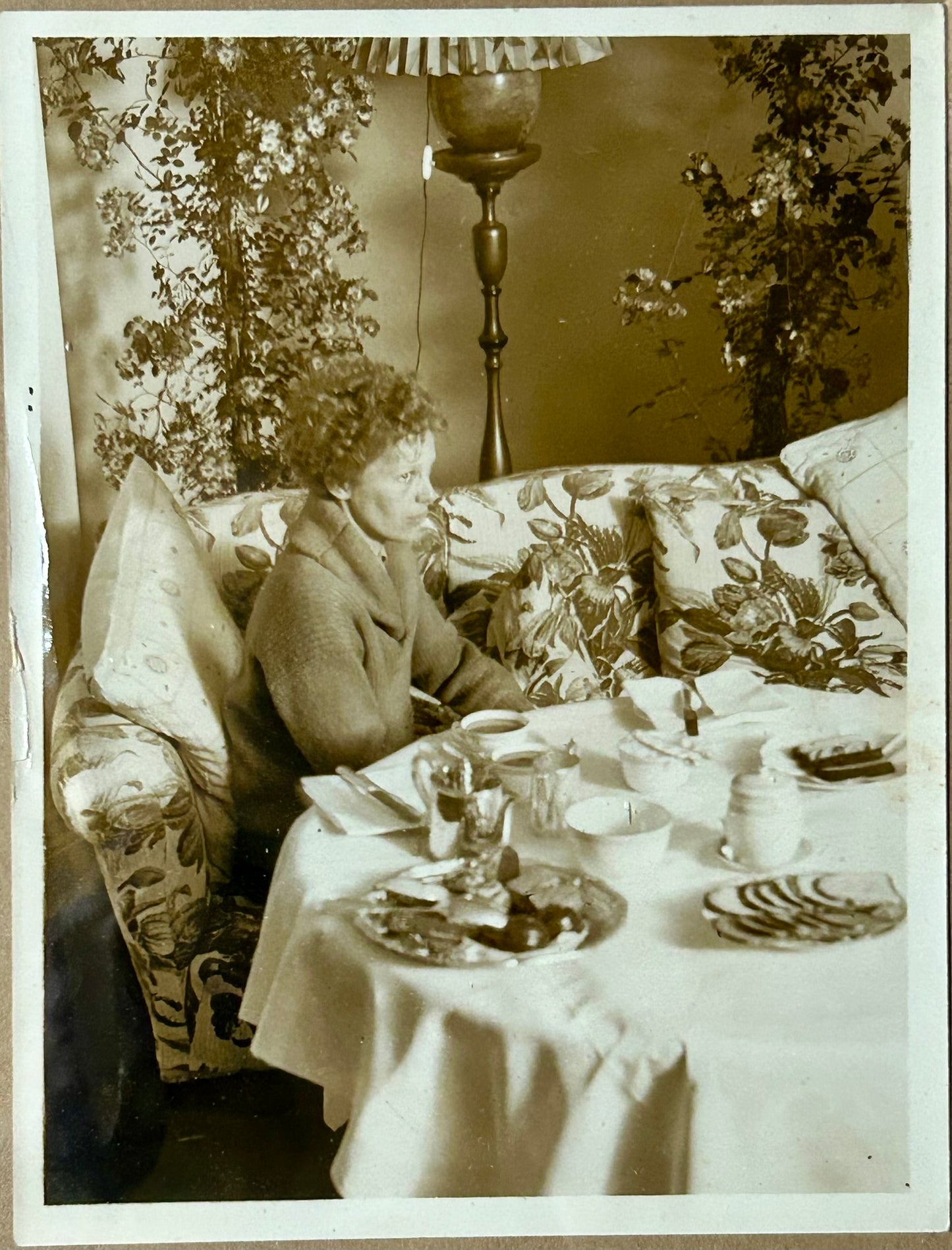 AMELIA EARHART NEWS PHOTOGRAPH HAVING TEA AT HYDE PARK HOTEL