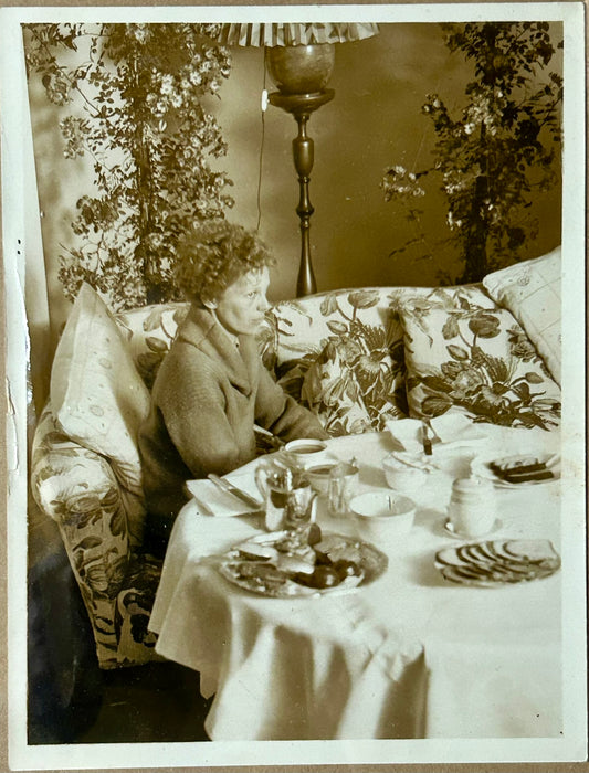 AMELIA EARHART NEWS PHOTOGRAPH HAVING TEA AT HYDE PARK HOTEL