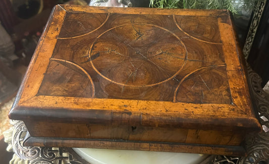 OYSTERWOOD LACE BOX CIRCA 1700
