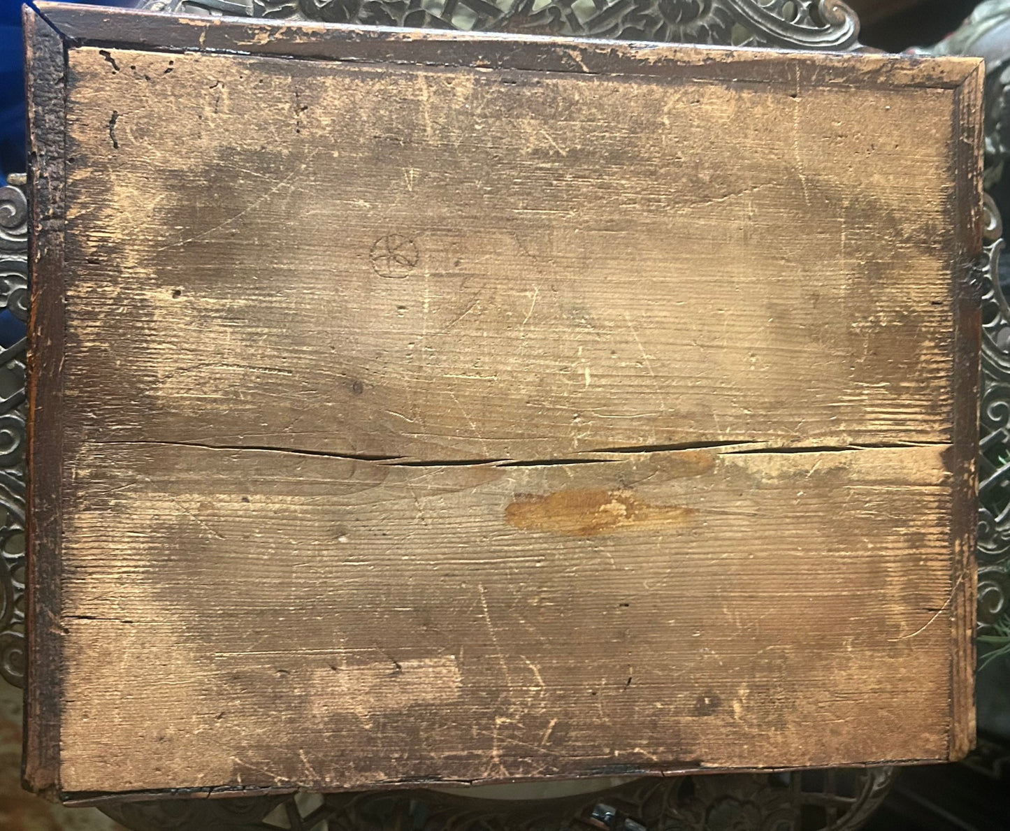 OYSTERWOOD LACE BOX CIRCA 1700