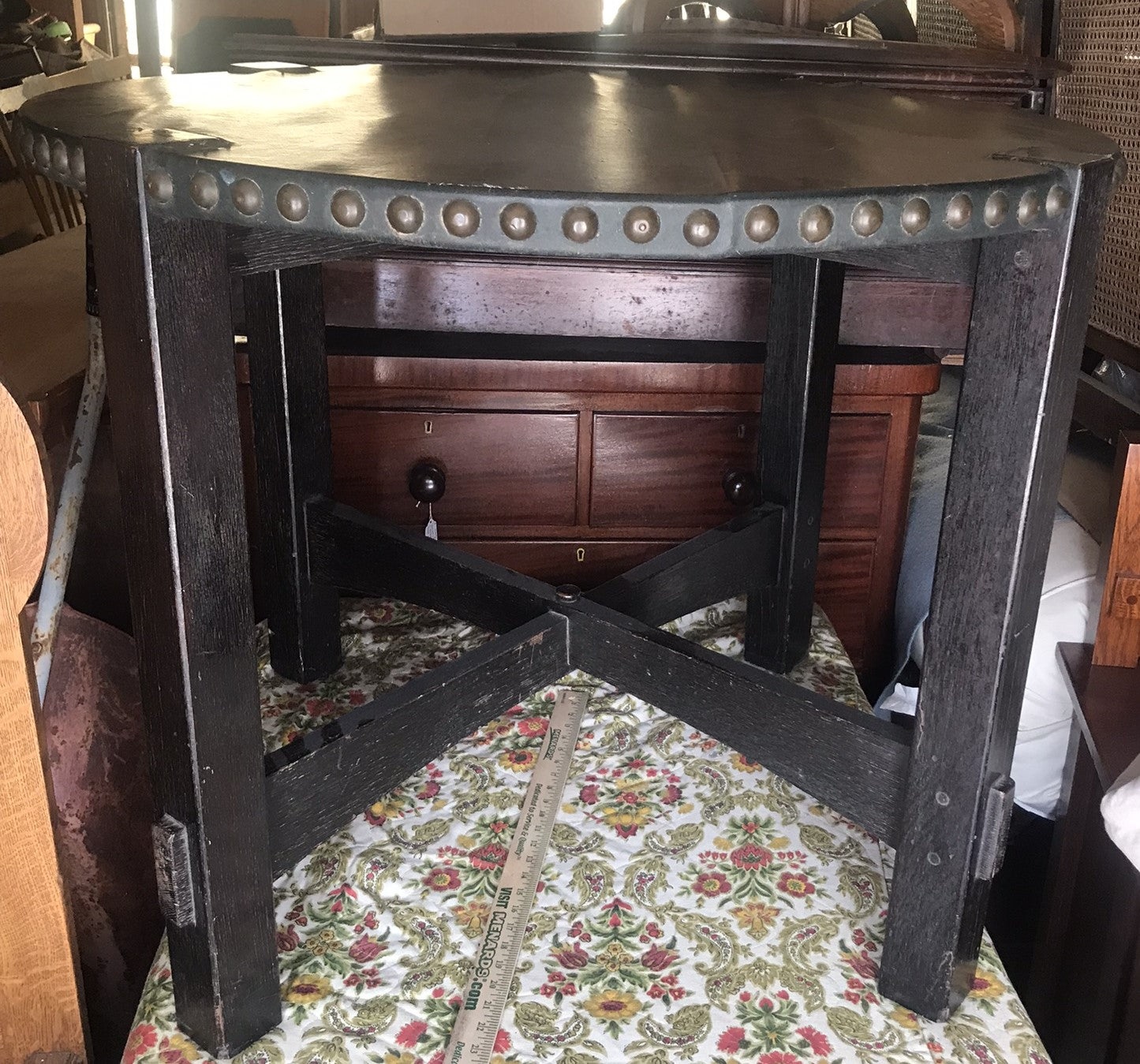 EARLY 1900'S ARTS AND CRAFTS DARK FUMED OAK ROUND TABLE WITH LEATHER TOP