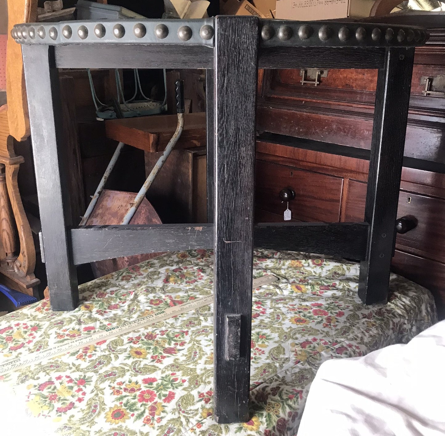 EARLY 1900'S ARTS AND CRAFTS DARK FUMED OAK ROUND TABLE WITH LEATHER TOP