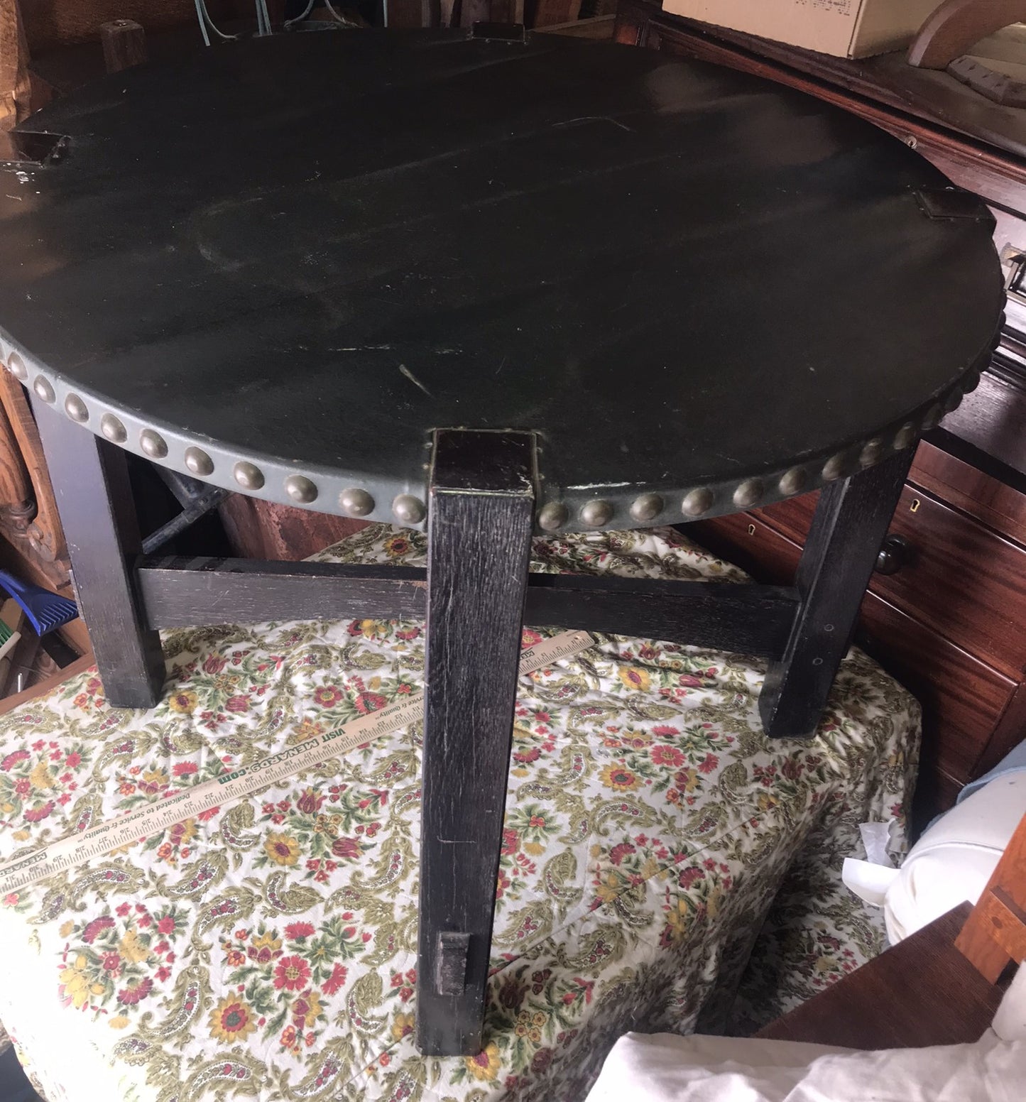 EARLY 1900'S ARTS AND CRAFTS DARK FUMED OAK ROUND TABLE WITH LEATHER TOP