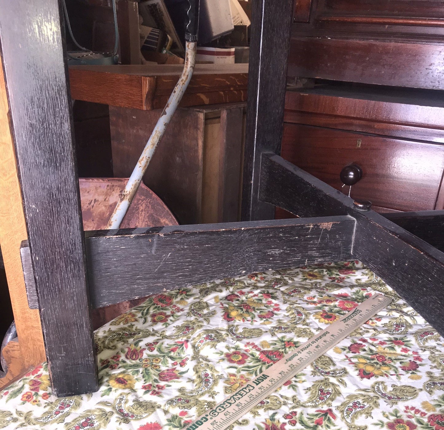 EARLY 1900'S ARTS AND CRAFTS DARK FUMED OAK ROUND TABLE WITH LEATHER TOP
