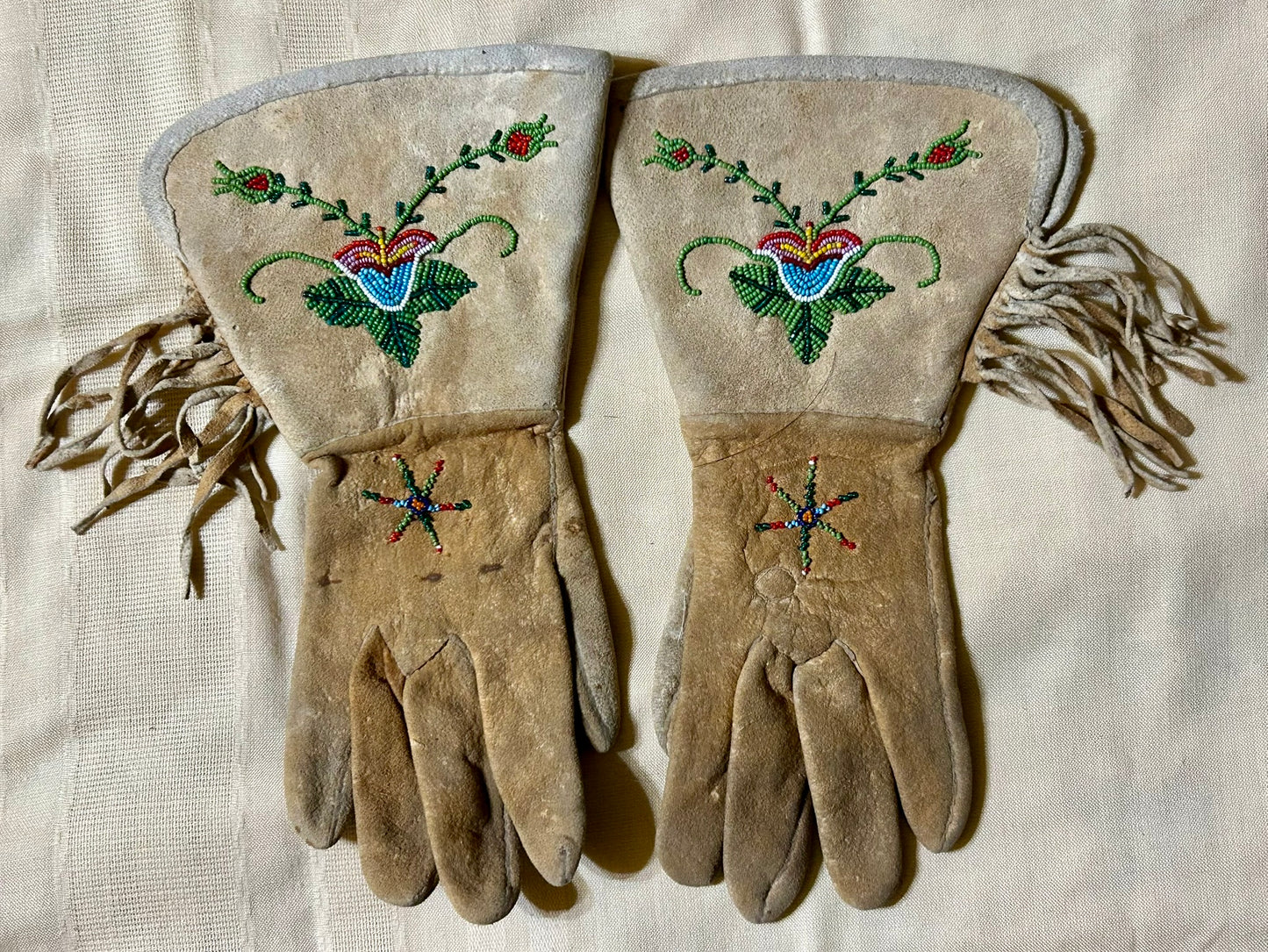 NATIVE AMERICAN BEADED FLORAL GAUNTLET GLOVES