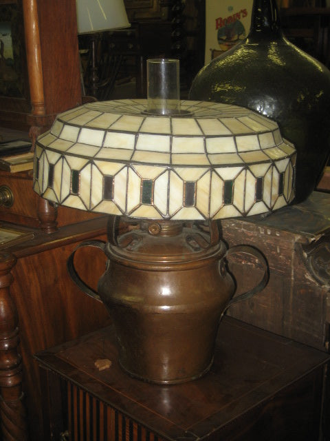 ARTS AND CRAFTS EARLY 1900's HAMMERED COPPER LAMP WITH LEADED SHADE