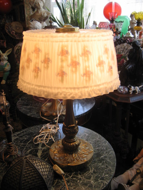 ANTIQUE TABLE LAMP WITH RIBBED GLASS AND REVERSE PAINTED SMALL FLOWERS