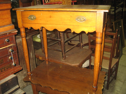 1850's AMERICAN SCALLOPED EDGE ANTIQUE PINE TABLE WITH DRAWER