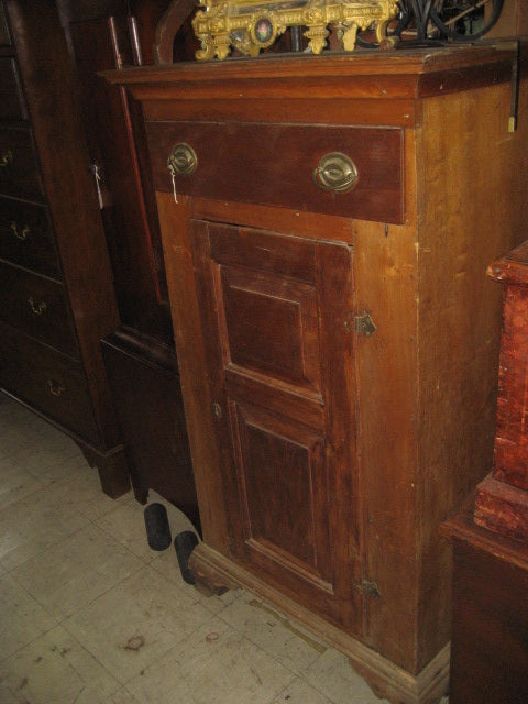 MID 1800's AMERICAN EARLY CUPBOARD WITH ORIGINAL FINISH