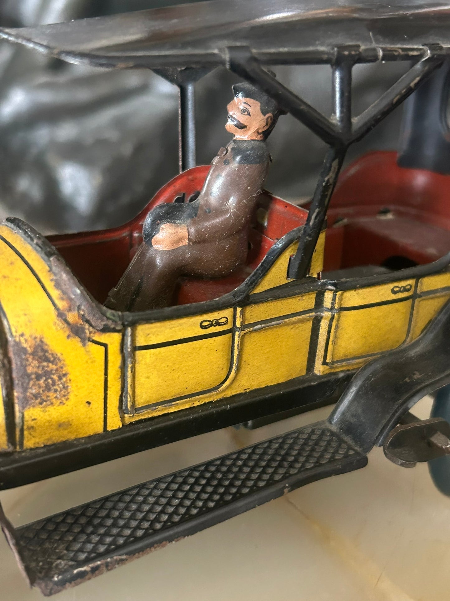 ANTIQUE WIND UP TIN TOY BING CAR