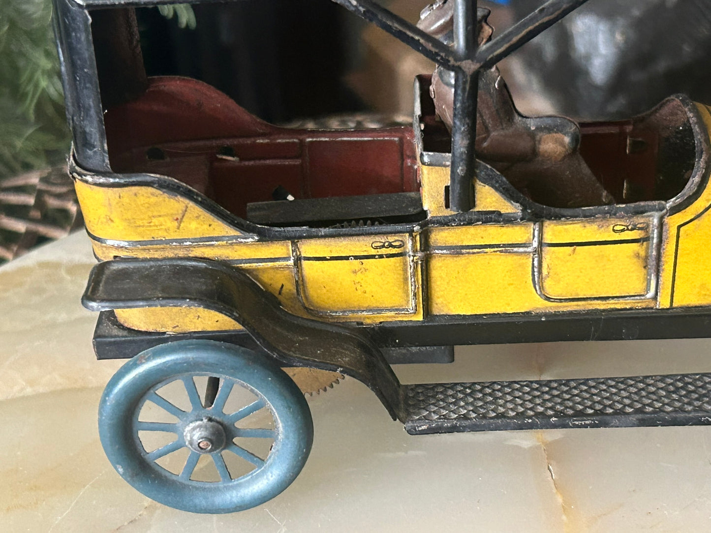 ANTIQUE WIND UP TIN TOY BING CAR