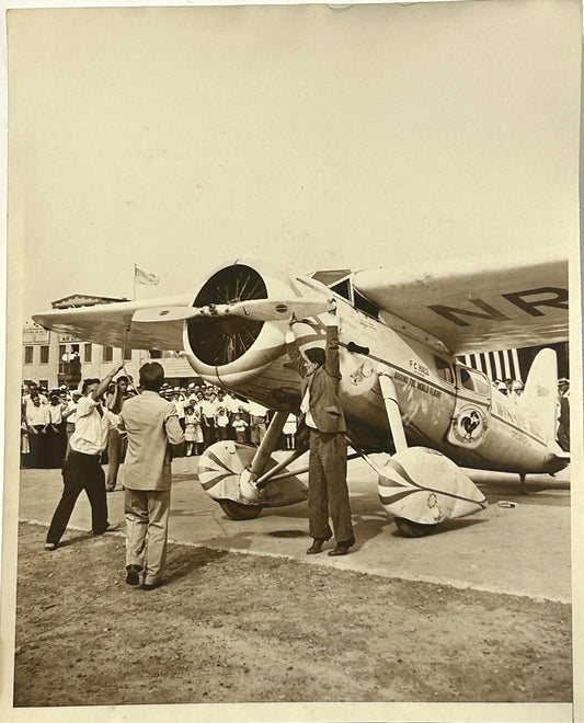 PHOTO OF OF WILEY POST & HAROLD GATTY WHIRLING THEIR PLANE PROPELLER 1931