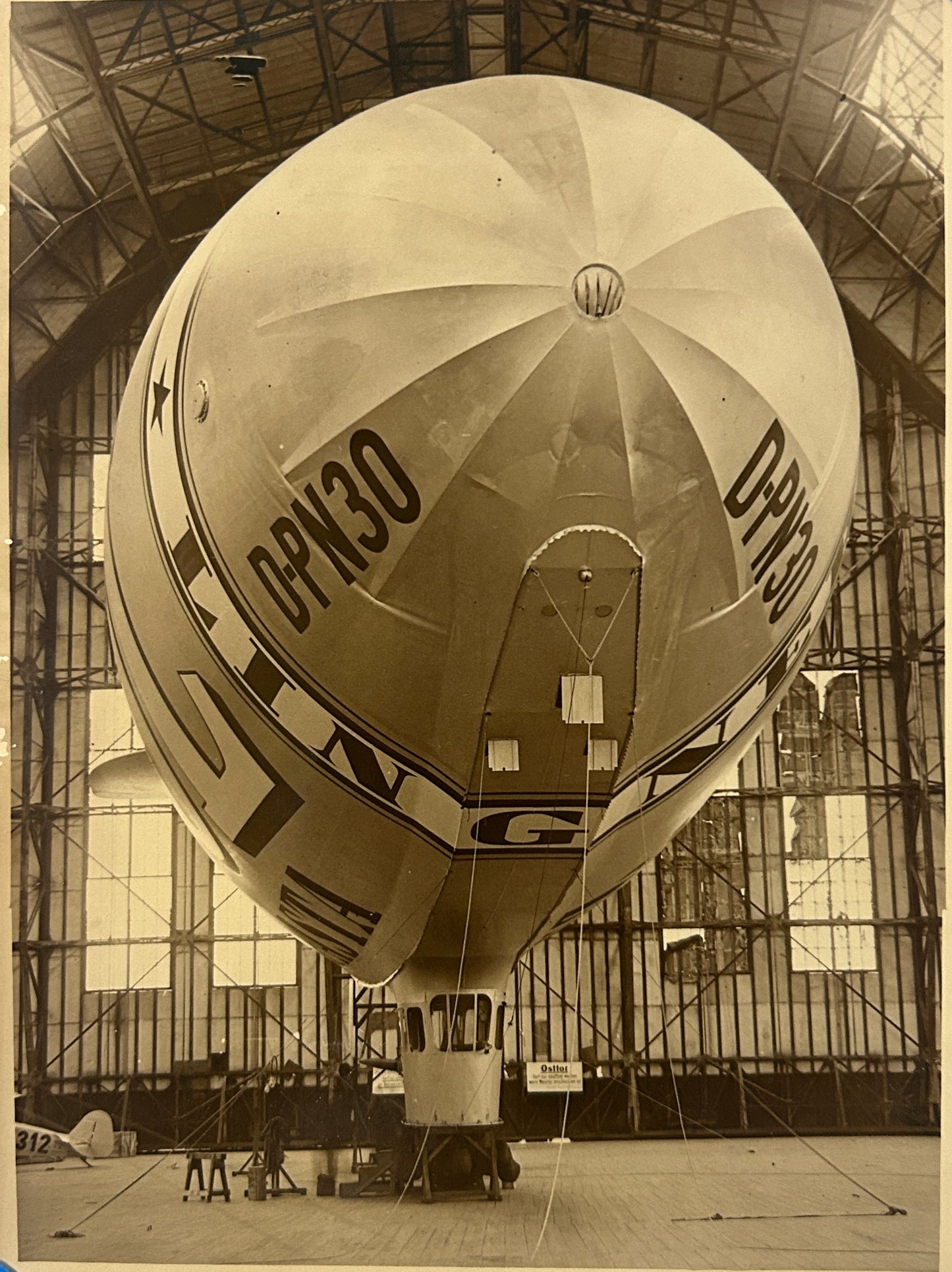 PHOTO OF 1930S GERMAN BLIMP FROM NEWS WIRE