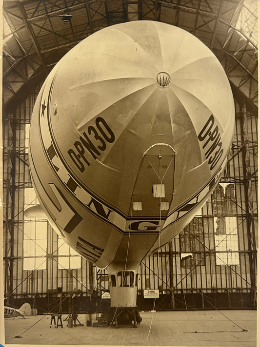 PHOTO OF 1930S GERMAN BLIMP FROM NEWS WIRE