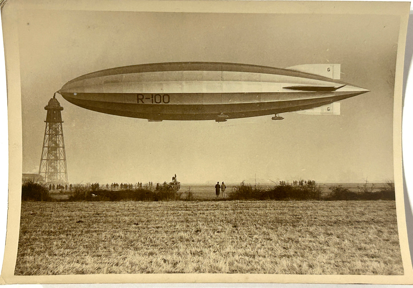 NEWS PHOTOGRAPH CIRCA 1930 OF BRITISH AIRSHIP R.100