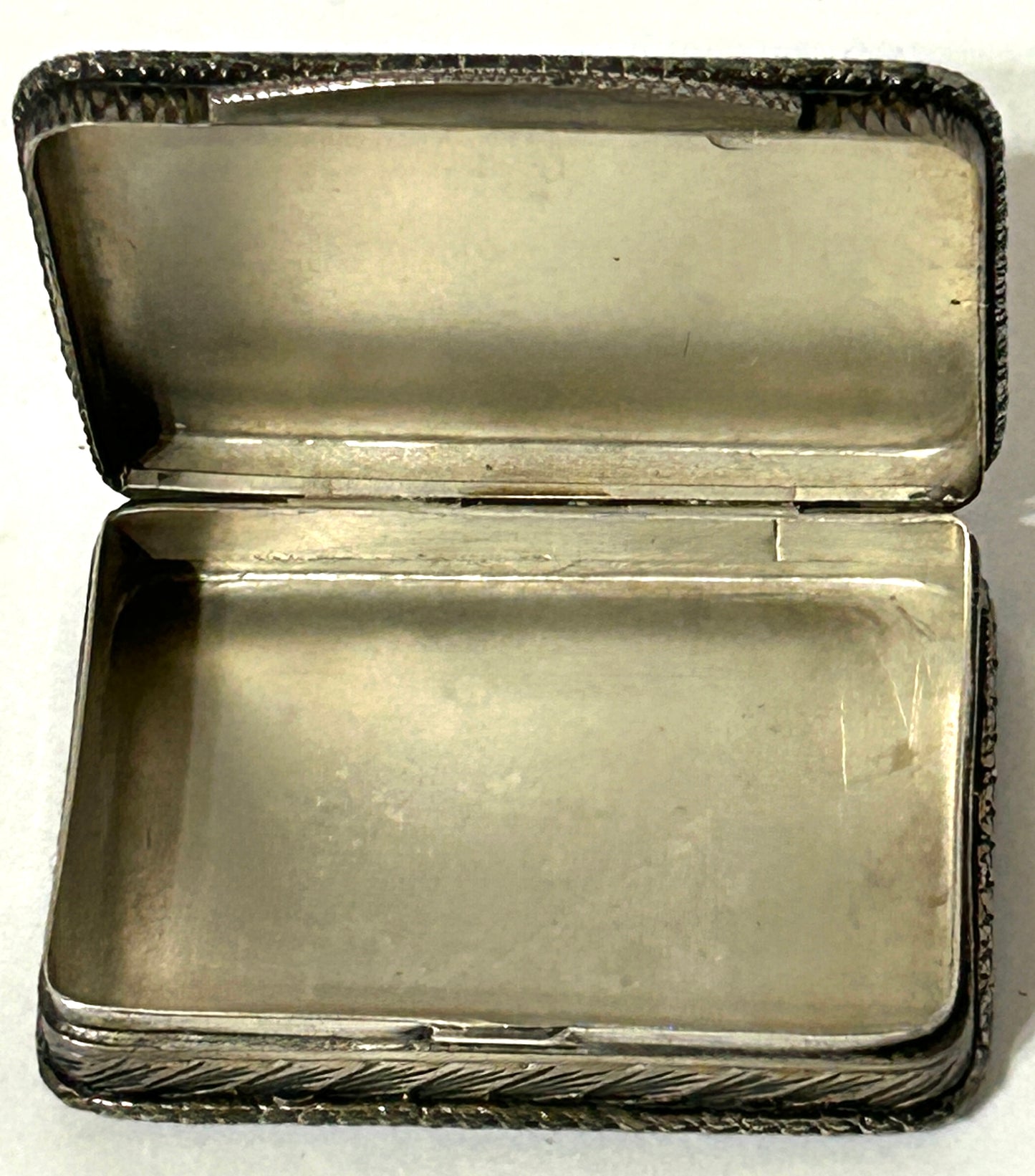 ANTIQUE SMALL 800 SILVER FANCY ENGRAVED SNUFF BOX