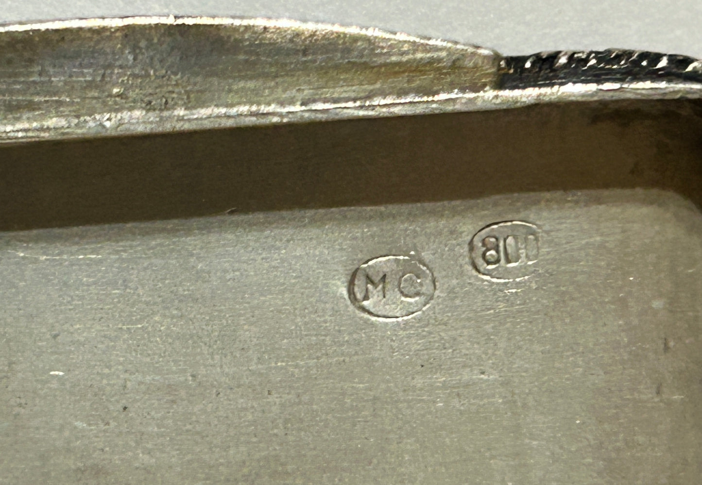 ANTIQUE SMALL 800 SILVER FANCY ENGRAVED SNUFF BOX