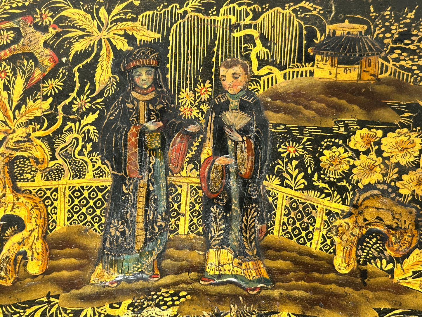 ANTIQUE CHINESE CHINOISERIE BOX